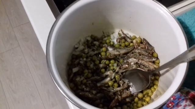 #42. НАШ ФИРМЕННЫЙ САЛАТ С РЫБНЫМИ КОНСЕРВАМИ. смотреть онлайн