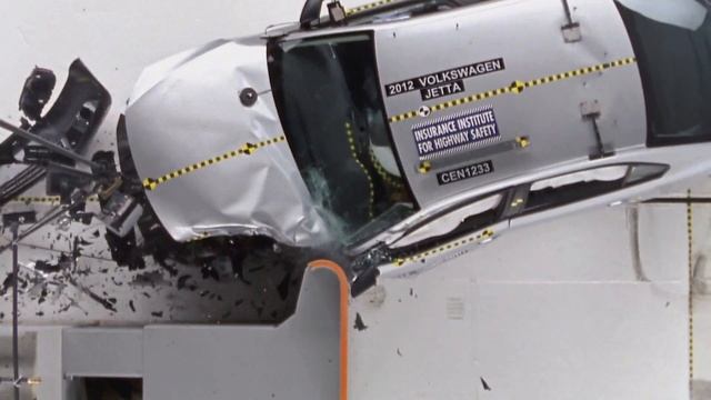 2013 Volkswagen Jetta sedan driver-side small overlap IIHS crash test смотреть онлайн