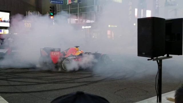 Red Bull Formula 1 Car Doing Donuts in Hollywood смотреть онлайн