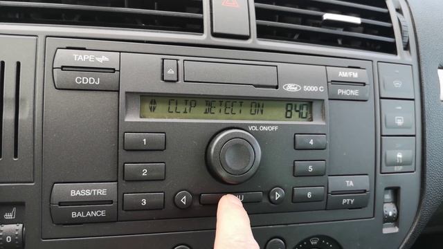 Ustawienie zegara w samochodzie Ford w radiu 5000 C смотреть онлайн