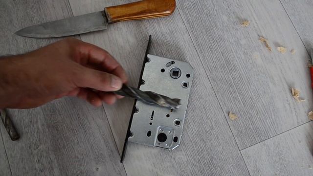 Установка замка в межкомнатную дверь смотреть онлайн