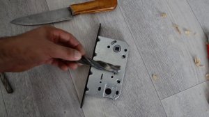 Установка замка в межкомнатную дверь