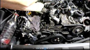 Замена прокладок теплообменника двигателя на АУДИ Q7 2008 AUDI Q7 3,0 дизель 2часть