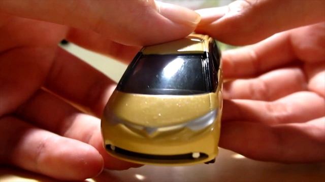 Tomica diecast mini-cars - No.99 Toyota Estima. смотреть онлайн