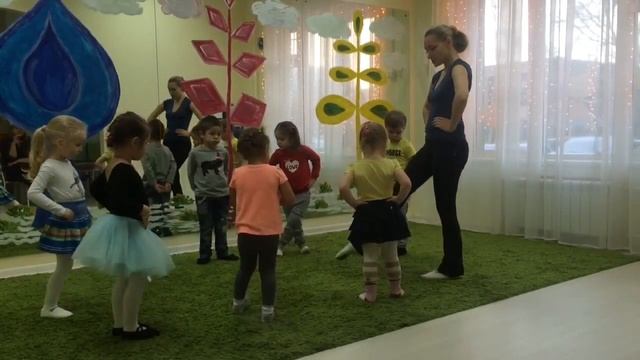 Занятие в танцевальной студии Д.Ц.Хоровод , дети 3-4 лет смотреть онлайн