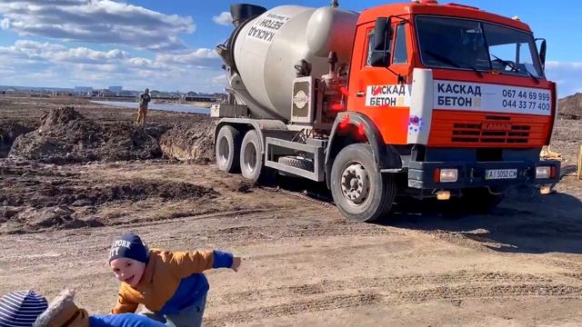 Construction Vehicles - Big Concrete Mixer helps the Bruder Trucks to build the foundation смотреть онлайн