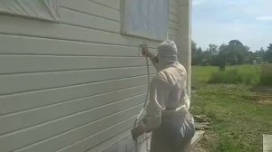 Покраска деревянного дома краскопультом видео - компания Том Сойер