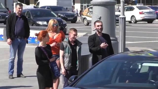 ДЕВУШКА ТАРАНИТ ПРОХОЖИХ / Молодой Человек смотреть онлайн