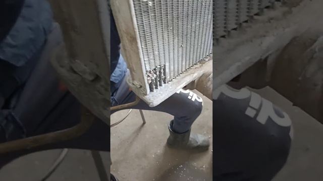 Пайка корня сот алюминиевого радиатора охлаждения двигателя на автомобиль КамАЗ. смотреть онлайн
