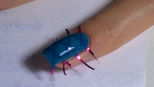 Красивый дизайн на гель лаке с использованием клейких ленточек смотреть онлайн