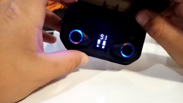 Обзор без проводных наушников "TWS-M12" смотреть онлайн