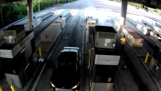 Man flies out of car after high-speed crash at Florida Turnpike plaza, survives смотреть онлайн