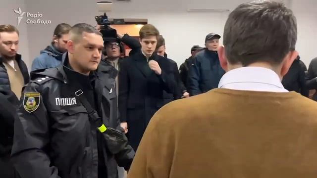 Митрополиту УПЦ (МП) Павлу не можуть вдягнути електронний браслет в залі суду. смотреть онлайн
