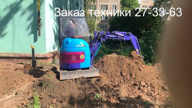 Миниэкскаватор и минипогрузчик в работе
