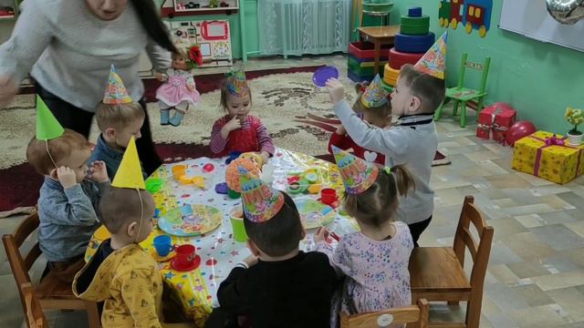 ЗАНЯТТЯ В ПЕРШІЙ МОЛОДШІЙ ГРУПІ ДНЗ№14 смотреть онлайн