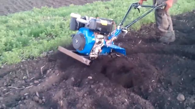 Фрезування мотоблоком по ораній землі смотреть онлайн