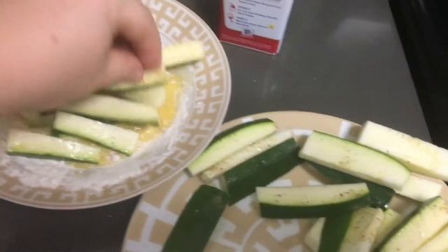 ЖАРЕНЫЕ КАБАЧКИ . КАК ЛЕГКО И БЫСТРО ПРИГОТОВИТЬ ЖАРЕНЫЕ КАБАЧКИ ЦУККИНИ В КЛЯРЕ . смотреть онлайн
