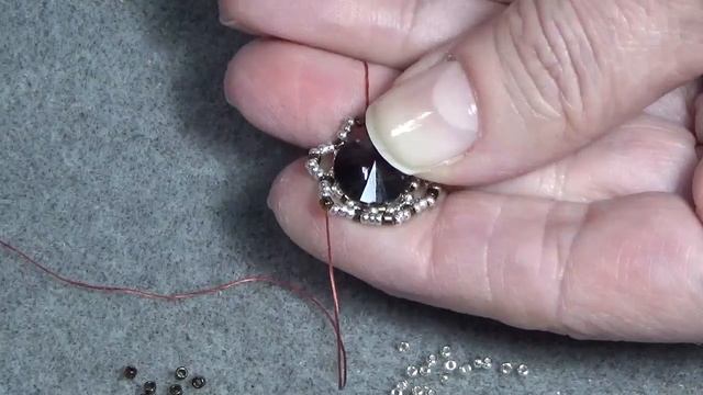 Tutorial: Beaded Holiday Earrings with 12mm Rivoli, Праздничные серьги из бисера смотреть онлайн