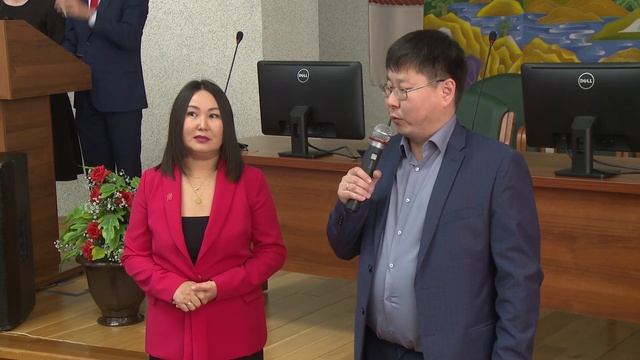 Лучшим школьникам Улан-Удэ вручили «особые» паспорта смотреть онлайн