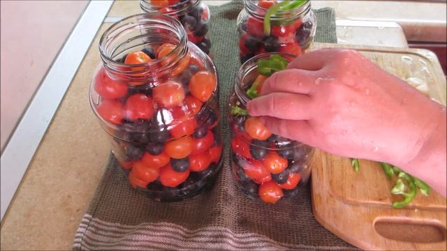 Рецепты на зиму. Маринованные помидоры со сливой тёрном. Рекомендую!