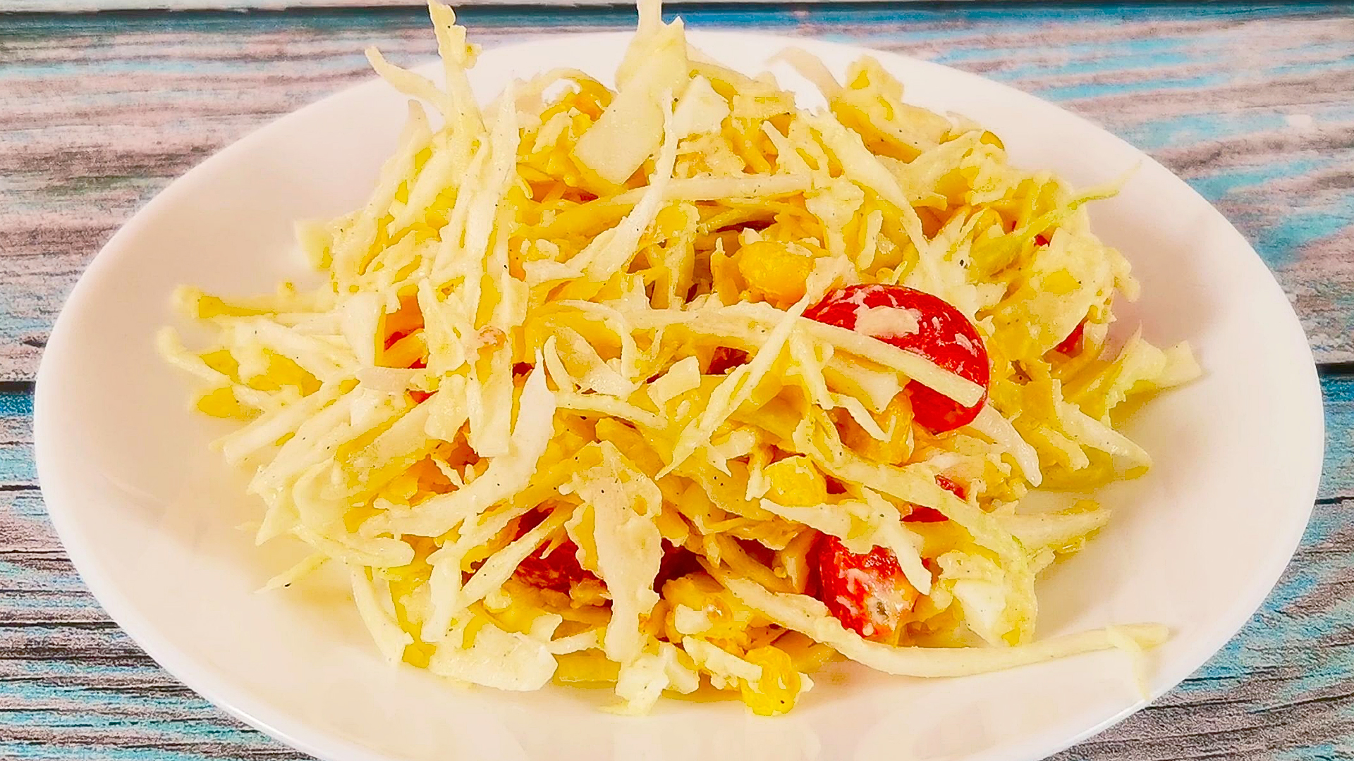 Салат из банальной капусты, но очень вкусный смотреть онлайн