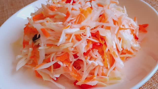 Быстрая маринованная капуста. Самая вкусный рецепт в горячем маринаде. смотреть онлайн