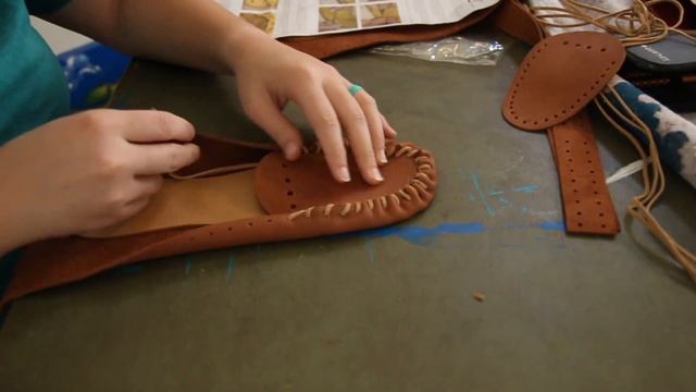 Making Moccasins! Lindsey's Life Ep. 22 смотреть онлайн