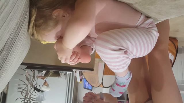 Что делать, если ребенок ест только свою ногу? смотреть онлайн