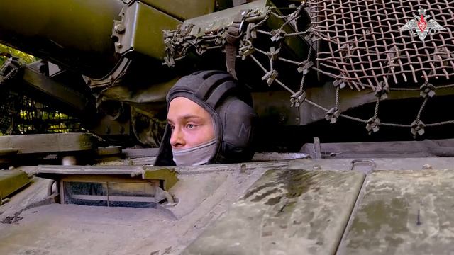 Механик-водитель танка Т-72Б3 с позывным «Кроха» рассказал о своей боевой машине. Он хвалит танк за смотреть онлайн