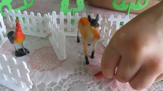 Кормим ЖИВОТНЫХ на ФЕРМЕ /Кормим ЖИВОТНЫХ на ФЕРМЕ / Звуки животных смотреть онлайн