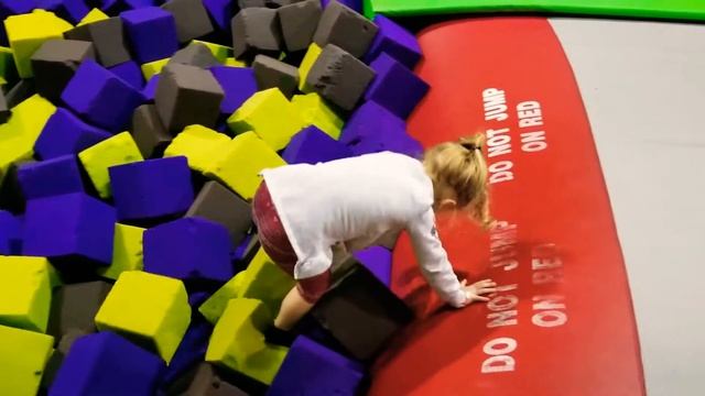 TRAMPOLINE MADNESS WITH MUNCHKIN смотреть онлайн