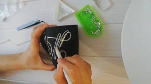 Процесс инкрустации стразами матовой кружки