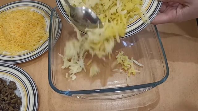 Салат слоёный с копчёной куриной грудкой и жареными шампиньонами. смотреть онлайн