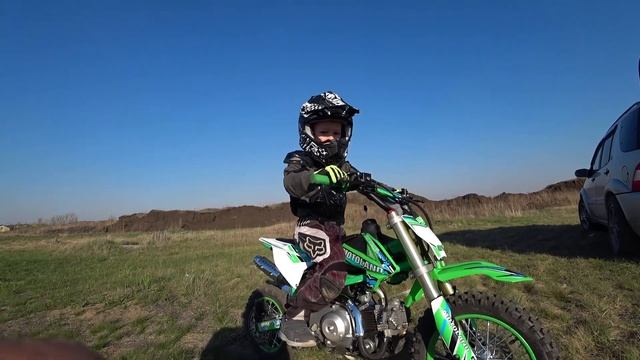 Первые шаги в мотокросс. 5 лет самое лучшее время для освоения техники! смотреть онлайн