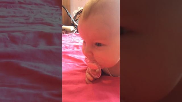 Маленькая Евочка не хочет сосать соску смотреть онлайн