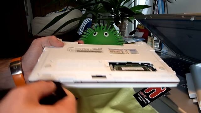Samsung N150 RAM Upgrade and taking apart смотреть онлайн