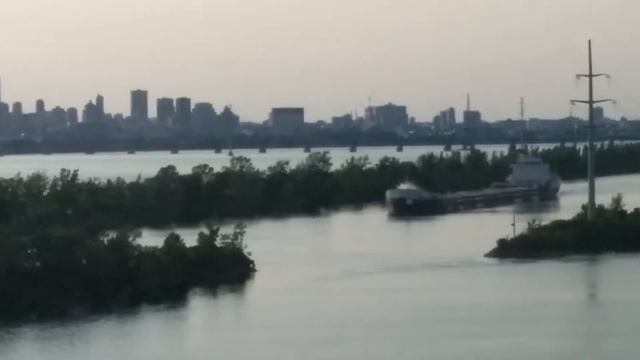 Корабль под мостом Шамплен. смотреть онлайн