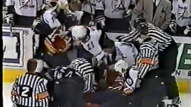 Vincent Lecavalier vs Brad Ference Round 1 & Brawl смотреть онлайн
