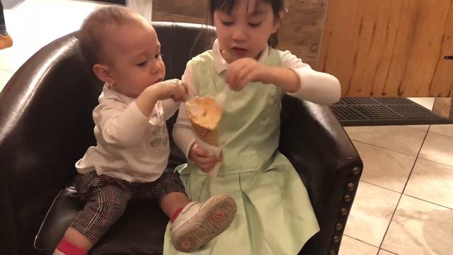 Dove and Daisy sharing ice cream I смотреть онлайн