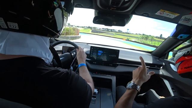 TESTANDO UM SUV HÍBRIDO DE 400CV EM INTERLAGOS - GWM HAVAL H6 GT смотреть онлайн