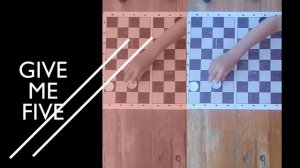 Две дамки ловят одну