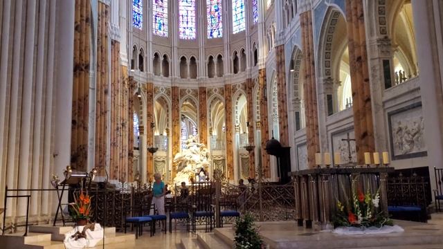 Inside Chartres Cathedral in France - Cathédrale Notre-Dame de Chartres смотреть онлайн
