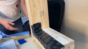 Монтаж окон в брусовом доме. Изоляция соединения с обсадной коробкой.