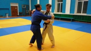 контрприем от подхватов  изнутри и под две ноги