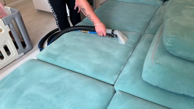 Как мы чистили диван с пятнами, процесс химчистки за 2 минуты смотреть онлайн