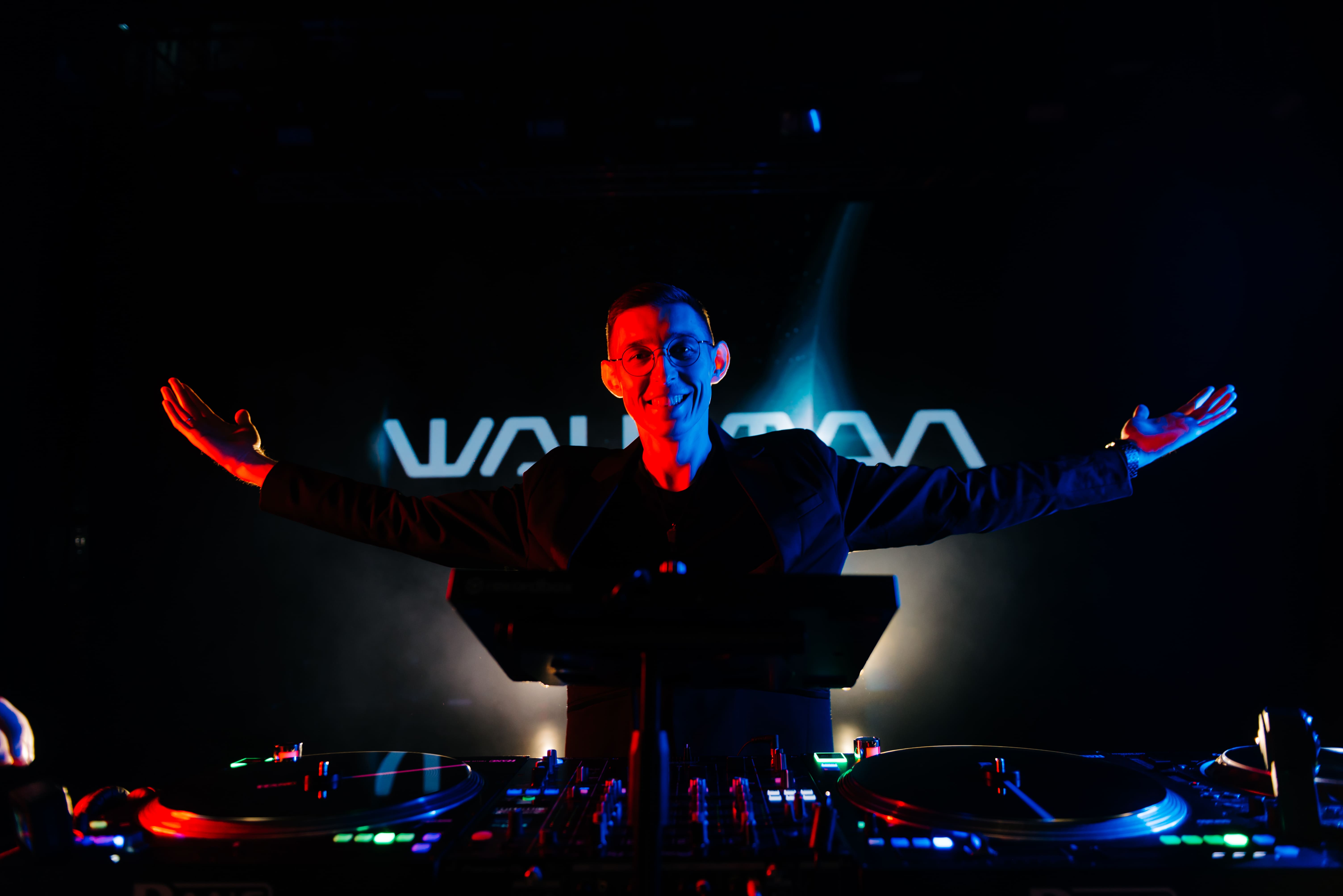 Walkman DJ Promo смотреть онлайн