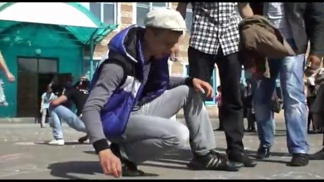 Выпускники рисуют на асфальте, последний звонок смотреть онлайн