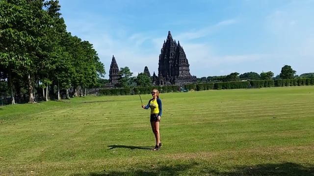 Селфи и Прамбана́н Джокьякарта Прамбана́н смотреть онлайн