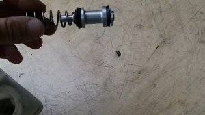 Меняю главный тормозной, на Nissan primera. Снимаю старого образца, и переделываю на нового образца