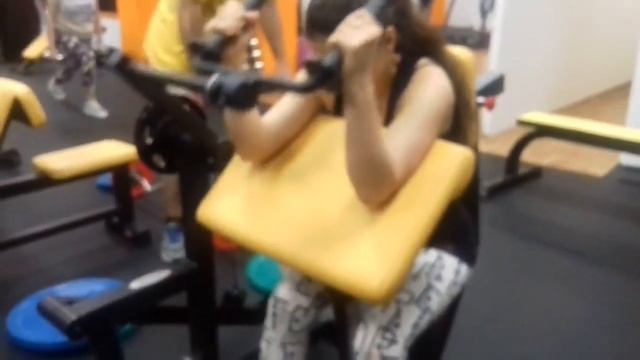 Сгибание рук в тренажёре трицепс